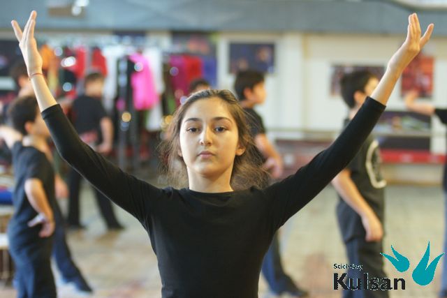 Jeugdige danseres van de opleiding van Anadolu Atesi